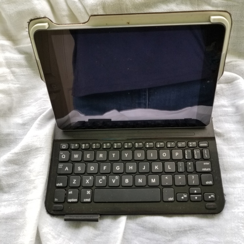 Logitech iPad Touch Mini Keyboard Case - Picture 4 of 4
